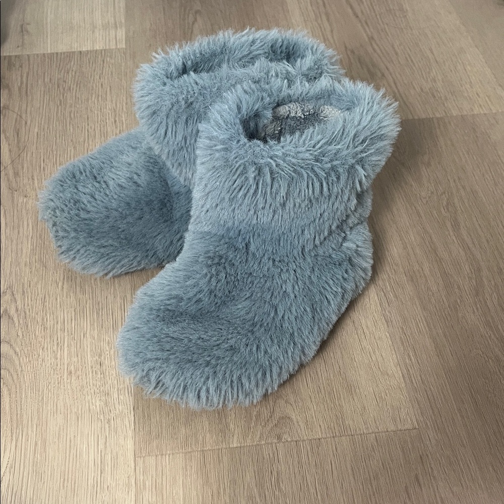 Fluffy Blue Slipper Boots size L 9-10